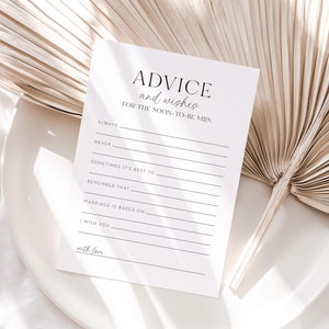 Pode incluir: Um cartão branco com texto preto que diz "ADVICE and wishes FOR THE SOON-TO-BE MRS." com linhas em branco para escrever conselhos e desejos.