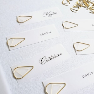Cartes de visite transparentes pour menu de mariage et clips en forme de larme dorées - Script ou police d'écriture - Marque-places en vélin translucide transparent avec clips