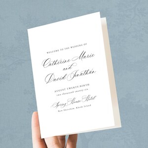 Puede incluir: Tarjeta de invitación de boda con fondo blanco y texto negro. El texto dice "Bienvenido a la boda de Catherine Marie y David Jonathan, veintinueve de agosto, dos mil veintiséis, Spring House Hotel, New Shercham, Rhode Island."