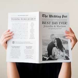 Puede incluir: Un periódico de bodas con el titular "BEST DAY EVER!" y los nombres "Jennifer & Matthew" impresos en la página derecha. La página izquierda presenta un juego de búsqueda de palabras de boda. El periódico está abierto por una persona.