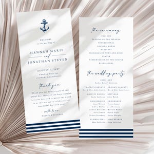 Può includere: Un programma di nozze a tema nautico. Il programma presenta un'ancora e strisce blu navy. Il testo include i nomi Hannah Marie e Jonathan Steven, la data 7 agosto 2027 e la location Chatham Bars Inn. Il programma include anche un elenco dei membri della festa di nozze.