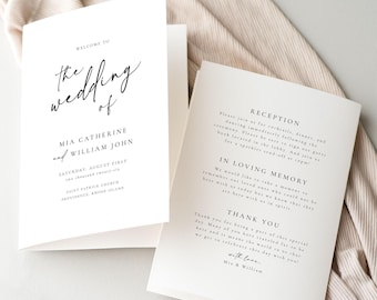 Könnte beinhalten: Eine weiße Hochzeitseinladungskarte mit schwarzem Text. Die Karte lautet "Willkommen zur Hochzeit von Mia Catherine und William John" und enthält Datum, Uhrzeit und Ort der Hochzeit. Die Rückseite der Karte enthält Informationen über den Empfang, einen Abschnitt über liebevolle Erinnerungen und eine Dankesbotschaft.