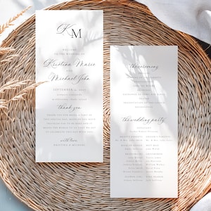 Puede incluir: Dos elegantes programas de boda con escritura negra sobre papel blanco. El programa de la izquierda da la bienvenida a los invitados e incluye los nombres de la pareja, la fecha y el lugar de la boda. El programa de la derecha enumera los detalles de la ceremonia y la fiesta de bodas.