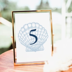 Plantilla imprimible de número de mesa de playa con conchas azules - Descarga de número de mesa de boda editable y hecha a mano - Kathleen