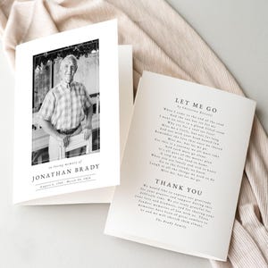 Pode incluir: Cartão de memória em preto e branco com uma foto de um homem, o texto diz "in loving memory of Jonathan Brady, August 4, 1962 - March 20, 2026." O interior apresenta um poema intitulado "Let Me Go" e uma mensagem de agradecimento.