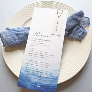 Menu weselne w akwareli na plaży z wizytówką i klipsem - spersonalizowane drukowane menu weselne w stylu marynistycznym, wizytówka, srebrny klips