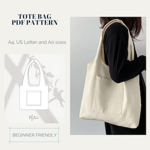 Può includere: Una borsa tote bianca con una tasca sul davanti. La borsa è realizzata in tela e ha un design semplice. La borsa è tenuta da una persona che indossa una camicia nera. Il testo "TOTE BAG PDF PATTERN" è in alto nell'immagine. Il testo "A4, US Letter and A0 sizes" è sotto la borsa. Il testo "BEGINNER FRIENDLY" è in basso nell'immagine.