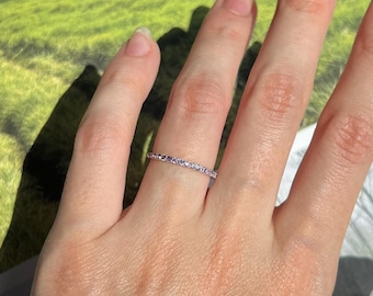 Alexandrite Eternity Band, juni-geboortesteen, zilveren handgemaakte ring