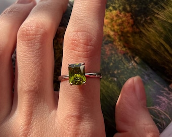 Anillo solitario de peridoto, anillo de talla esmeralda, anillo con la piedra de nacimiento de agosto, anillo de compromiso de oro, anillo de plata de ley, anillo de promesa, regalo de Navidad