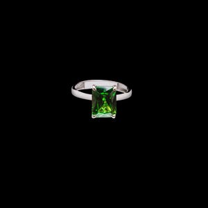 Puede incluir: Un anillo de plata con una piedra preciosa verde cuadrada.