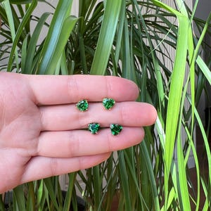Emerald hartoorknopjes, geboortesteenoorbellen mei, hartvormige oorbellen, minimalistische oorbellen, zilveren oorbellen, Valentijnsdagcadeau