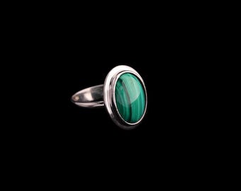 Anillo de malaquita natural, anillo de piedra preciosa, anillo ovalado verde, anillo elegante, joyería hecha a mano, anillo de oro macizo, anillo de plata de ley 925