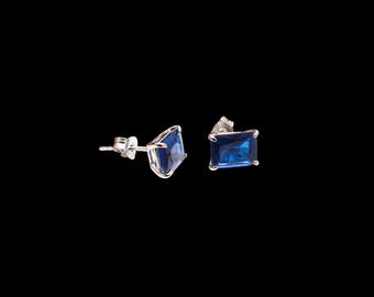 Pendientes de zafiro, pendientes con piedra de nacimiento de septiembre, pendientes de corte esmeralda, pendientes minimalistas, pendientes de plata, pendientes de oro macizo