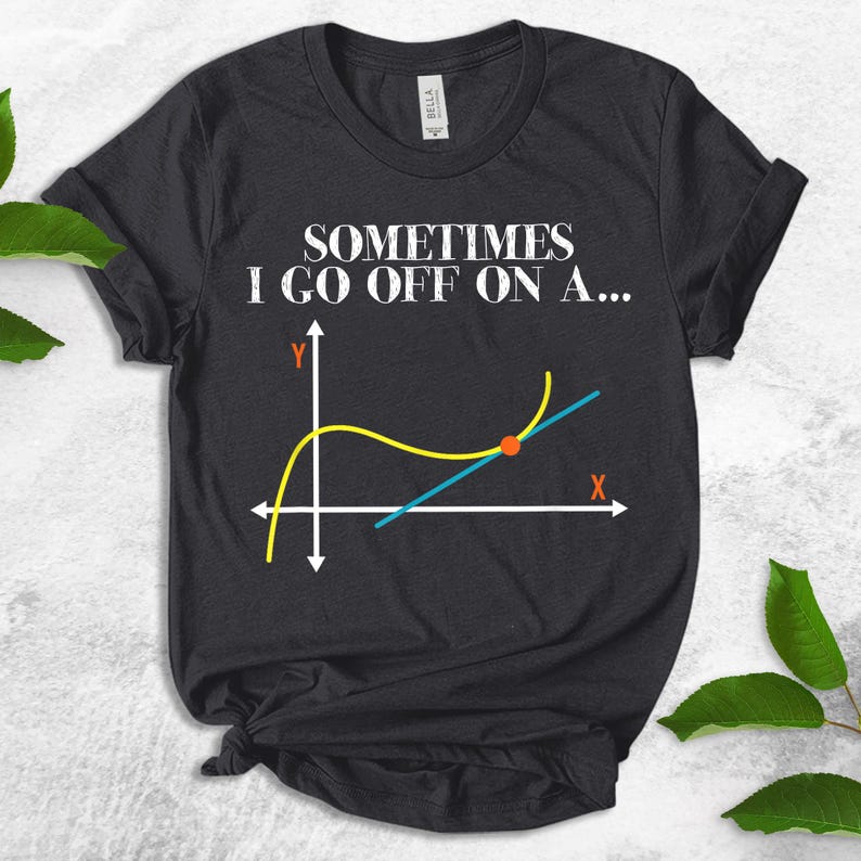Peut inclure: Un t-shirt noir avec le texte "Sometimes I go off on a..." et un graphique avec une courbe jaune et une ligne bleue se croisant &agrave; un point rouge.