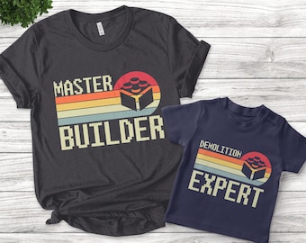 Könnte beinhalten: Zwei T-Shirts mit einem Retro-Design mit einem Lego-Stein und Text. Das größere Shirt sagt "Master Builder" und das kleinere Shirt sagt "Demolition Expert".