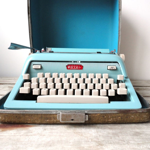 Royal Future 600 Turquoise Typewriter with Case. Works Great