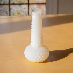 Jarrón de vidrio con forma de tachuela de leche vintage