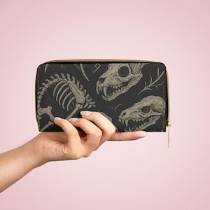 Cartera gótica con cremallera y diseño de esqueleto, accesorios espeluznantes, regalo de Halloween, almacenamiento único, estilo alternativo, moda vanguardista. imagen 7