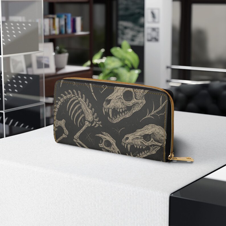 Cartera gótica con cremallera y diseño de esqueleto, accesorios espeluznantes, regalo de Halloween, almacenamiento único, estilo alternativo, moda vanguardista. imagen 5