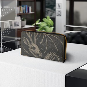Cartera gótica con cremallera y diseño de esqueleto, accesorios espeluznantes, regalo de Halloween, almacenamiento único, estilo alternativo, moda vanguardista. imagen 4