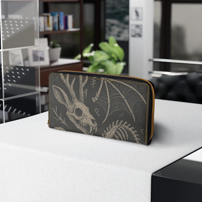 Cartera gótica con cremallera y diseño de esqueleto, accesorios espeluznantes, regalo de Halloween, almacenamiento único, estilo alternativo, moda vanguardista. imagen 4