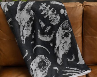 Gothic Skull Velveteen Blanket: Spooky Halloween Throw