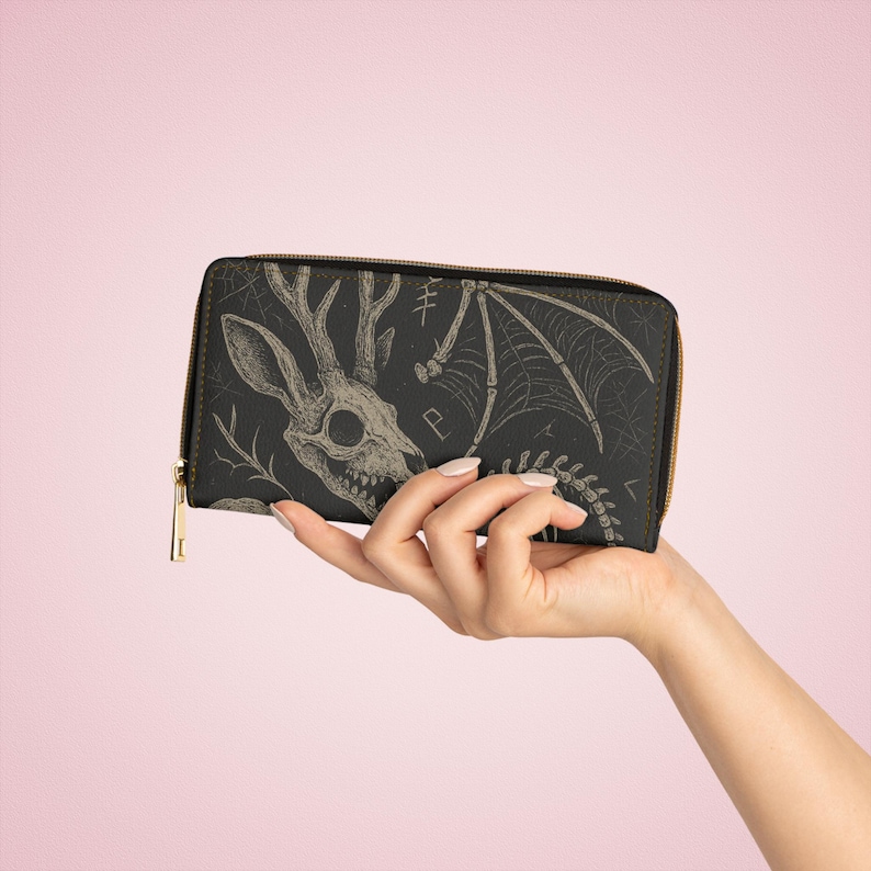 Cartera gótica con cremallera y diseño de esqueleto, accesorios espeluznantes, regalo de Halloween, almacenamiento único, estilo alternativo, moda vanguardista. imagen 6