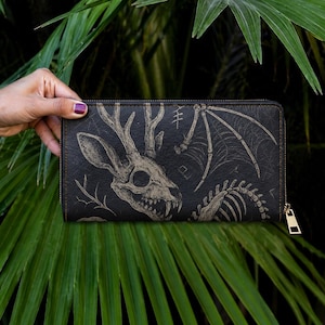 Cartera gótica con cremallera y diseño de esqueleto, accesorios espeluznantes, regalo de Halloween, almacenamiento único, estilo alternativo, moda vanguardista. imagen 1