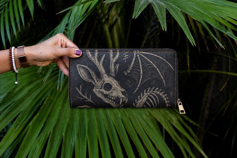 Cartera gótica con cremallera y diseño de esqueleto, accesorios espeluznantes, regalo de Halloween, almacenamiento único, estilo alternativo, moda vanguardista. imagen 1
