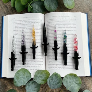 Mini dagas de resina con flores o copos de hojas, regalo para amantes de los libros, accesorios de libros, merchandising literario, novela romántica oscura, regalo hecho a mano de Booktok.