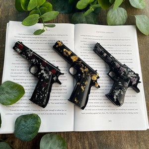 Haunting Adeline Dark Romance inspiriert Resin PropGun, Booklover Geschenk Buchaccessoires Bookish Merch Handgemachtes Geschenk für ihr Bücherregal Dekor