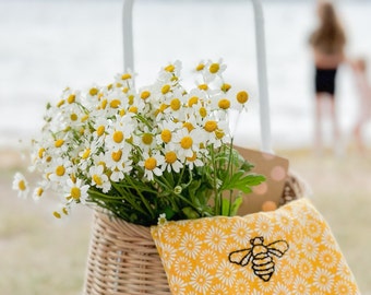 Bee floral Kitchen Towel, Bee Dish Towel, Decor Kitchen Towel, Bee Tea Towel, cotton quality Towel, Gift for Hostess, Gift for Her, cotton