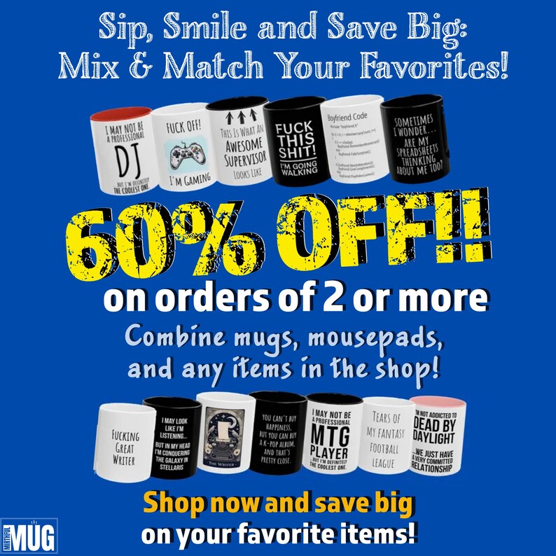 Op de afbeelding: Een blauwe en gele afbeelding met de tekst "Sip, Smile and Save Big: Mix & Match Your Favorites!" en "60% OFF!! bij bestellingen vanaf 2 stuks Combineer mokken, muismatten en alle artikelen in de winkel!" De afbeelding toont een selectie van witte keramische mokken met humoristische tekst.
