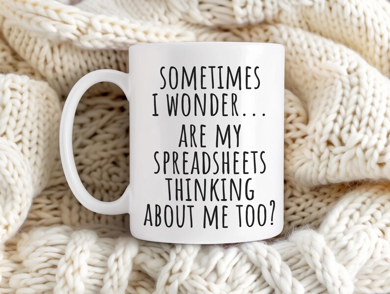 Puede incluir: Taza de caf&eacute; de cer&aacute;mica blanca con texto negro que dice "A veces me pregunto... &iquest;Mis hojas de c&aacute;lculo tambi&eacute;n piensan en m&iacute;?"