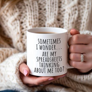 Puede incluir: Taza de caf&eacute; blanca con texto negro que dice "Sometimes I wonder... Are my spreadsheets thinking about me too?"