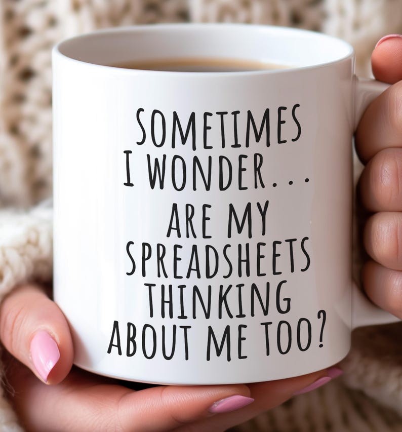 Puede incluir: Taza de caf&eacute; blanca con texto negro que dice "A veces me pregunto... &iquest;mis hojas de c&aacute;lculo tambi&eacute;n piensan en m&iacute;?"