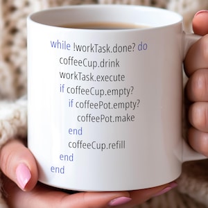 Op de afbeelding: Een witte koffiemok met zwarte tekst die luidt: "while !workTask.done? do coffeeCup.drink workTask.execute if coffeeCup.empty? if coffeePot.empty? coffeePot.make end coffeeCup.refill end end"