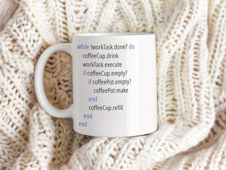 Op de afbeelding: Een witte keramische mok met zwarte tekst die luidt: "while !workTask.done? do coffeeCup.drink workTask.execute if coffeeCup.empty? if coffeePot.empty? coffeePot.make end coffeeCup.refill end end"