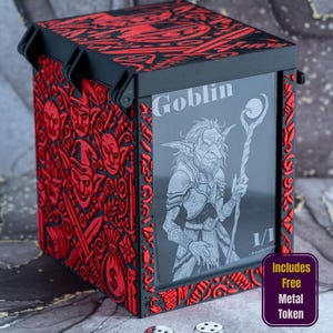 Könnte beinhalten: Eine schwarz-rote, rechteckige Aufbewahrungsbox mit einem Reliefmuster aus Koboldgesichtern und Waffen an den Seiten. Die Vorderseite zeigt eine graue Illustration eines Kobolds mit einem Stab sowie den Text Goblin und 1/1.