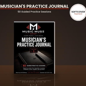以下が含まれることがあります： Musician's Practice Journal Volume 1というタイトルの黒いソフトカバーのペーパーバック本。表紙にはノートとペンのグラフィック、Music Muse Shopのロゴ、60回のガイド付き練習セッションについて記載されたテキストがデザインされています。