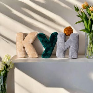 Almohada con letras del alfabeto EN/PL/RU de 40 cm (16") de alto. Cojín personalizado para habitación de bebé. Almohada con letras, almohada de bouclé, almohada con monograma.