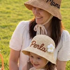 Könnte beinhalten: Eine weiße Keramik-Tasse mit schwarzem Henkel und dem Text "But First, Coffee" in fetter, schwarzer Schrift. Die Tasse steht vor einem neutralen Hintergrund, der ihr schlichtes Design hervorhebt.