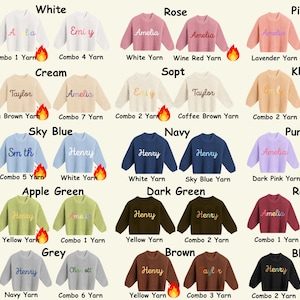 Op de afbeelding: Een collectie truien met lange mouwen en ronde hals in diverse kleuren waaronder wit, roze, roze, cr&egrave;me, kaki, lichtgroen, hemelsblauw, marineblauw, paars, mist, appelgroen, donkergroen, rood, grijs, bruin en zwart, elk met geborduurde namen.