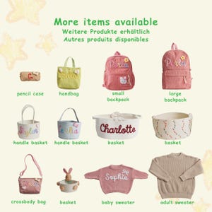 Op de afbeelding: Een collectie gepersonaliseerde items waaronder een beige etui, een limoengroene handtas, roze rugzakken met bloem- en konijnpatches, witte en blauwe manden met hengsels, touwmanden, een roze schoudertas, een babytrui en een volwassen trui.