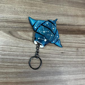 Llavero de Manta Raya de la Constelación: Encanto del Océano de la Noche Estrellada