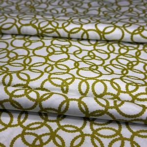 Puede incluir: Un juego de tres tazas de cerámica con un acabado mate moteado. Las tazas son de color crema, marrón claro y marrón oscuro. Cada taza tiene un diseño simple y minimalista y un asa redondeada.