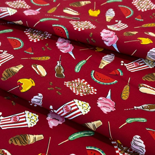 Tecido de algodão vermelho com estampa de comidas típicas de feira – pipoca, cachorro-quente, pretzel e melancia.