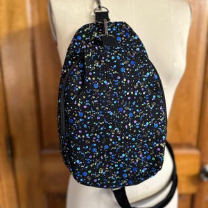 Sling Bag - Handgemachter Crossbody-Rucksack mit galaktischem Glitzer-Print von der Sternennacht inspiriert