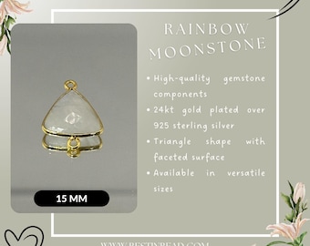 Könnte beinhalten: Ein goldplattierter Dreiecksanhänger mit einem Regenbogen-Mondstein. Der Anhänger ist 15 mm groß und aus 925er Sterlingsilber gefertigt. Der Anhänger ist in verschiedenen Größen erhältlich.