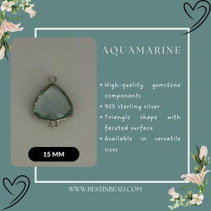 Puede incluir: Un colgante triangular de aguamarina azul claro con un aro y anillos de salto de plata. El colgante mide 15 mm. El colgante está disponible en varios tamaños. El texto "AQUAMARINE" y "WWW.BESTINBEAD.COM" es visible en la imagen.
